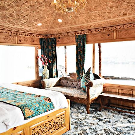 Heritage Amina Group Of Houseboats Otel Srīnagar Dış mekan fotoğraf