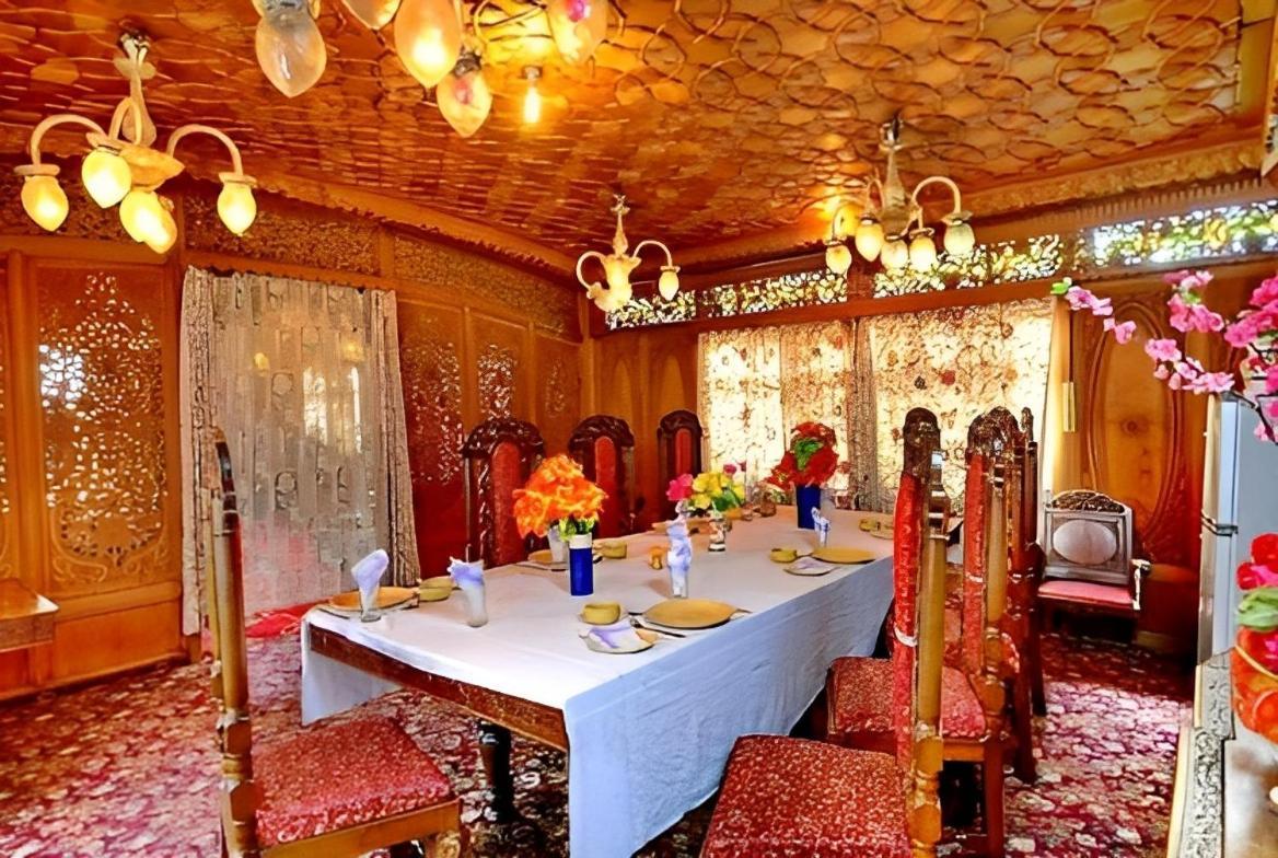 Heritage Amina Group Of Houseboats Otel Srīnagar Dış mekan fotoğraf