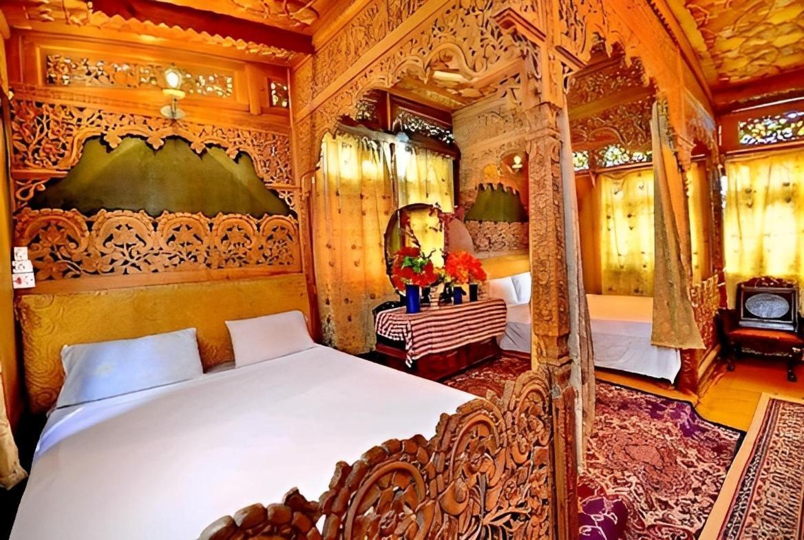 Heritage Amina Group Of Houseboats Otel Srīnagar Dış mekan fotoğraf