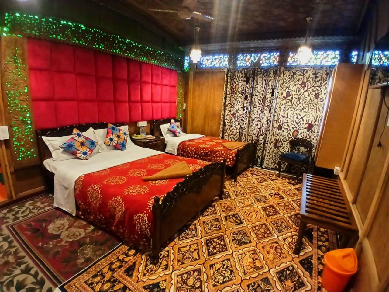 Heritage Amina Group Of Houseboats Otel Srīnagar Dış mekan fotoğraf