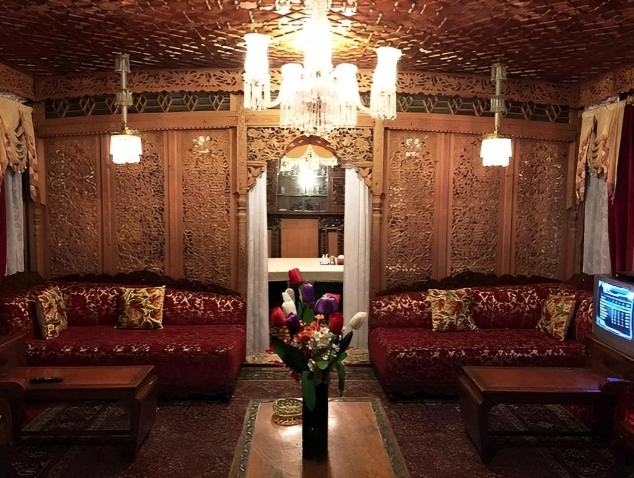 Heritage Amina Group Of Houseboats Otel Srīnagar Dış mekan fotoğraf