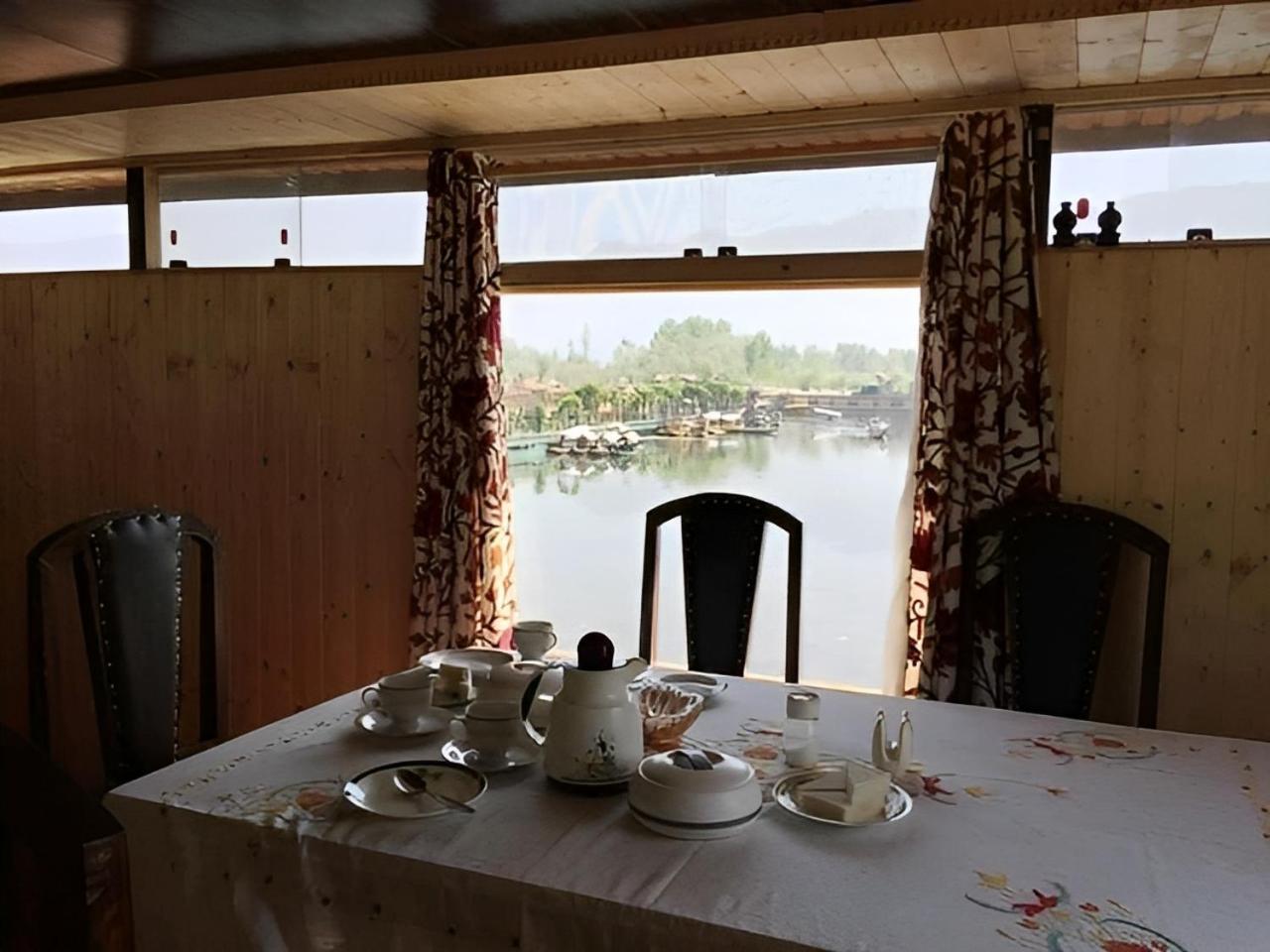 Heritage Amina Group Of Houseboats Otel Srīnagar Dış mekan fotoğraf