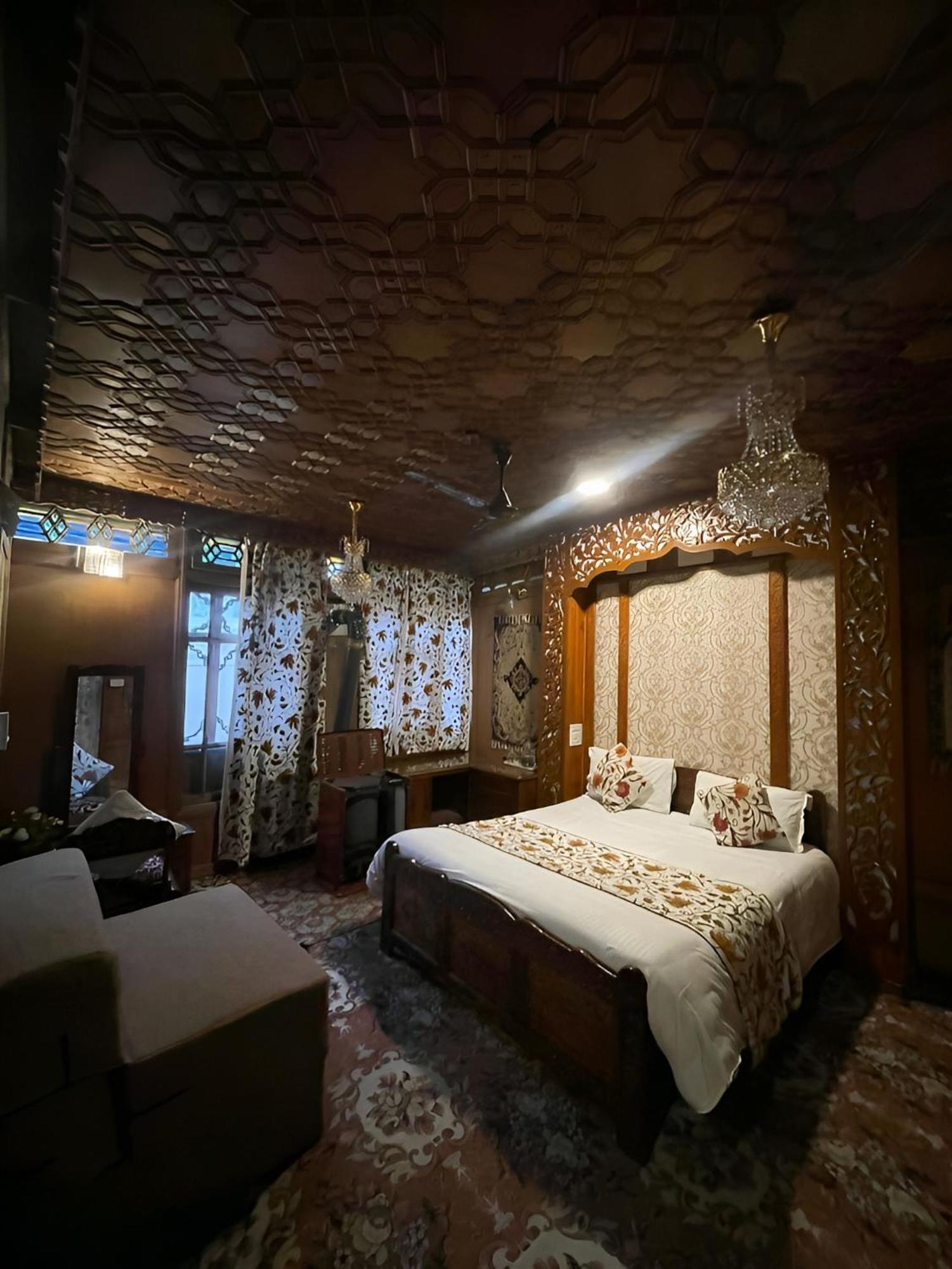 Heritage Amina Group Of Houseboats Otel Srīnagar Dış mekan fotoğraf
