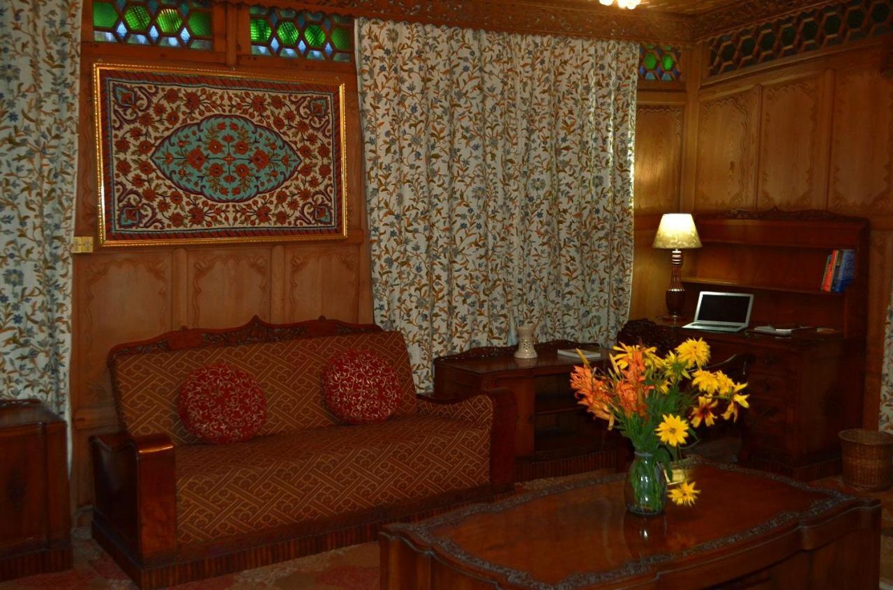 Heritage Amina Group Of Houseboats Otel Srīnagar Dış mekan fotoğraf