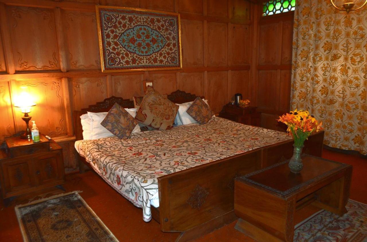 Heritage Amina Group Of Houseboats Otel Srīnagar Dış mekan fotoğraf