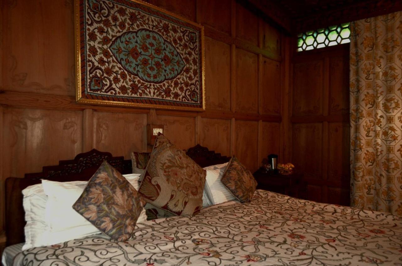 Heritage Amina Group Of Houseboats Otel Srīnagar Dış mekan fotoğraf