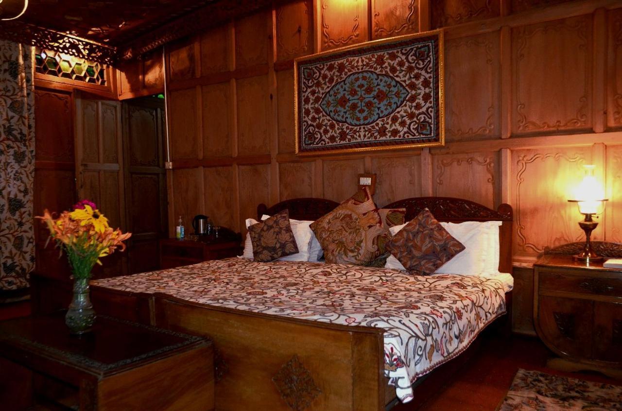Heritage Amina Group Of Houseboats Otel Srīnagar Dış mekan fotoğraf