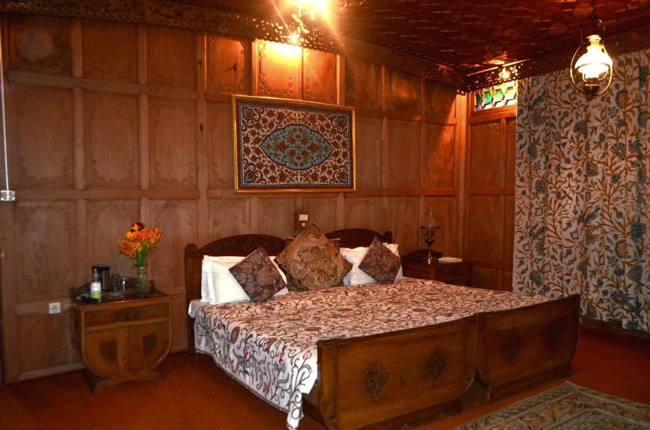 Heritage Amina Group Of Houseboats Otel Srīnagar Dış mekan fotoğraf