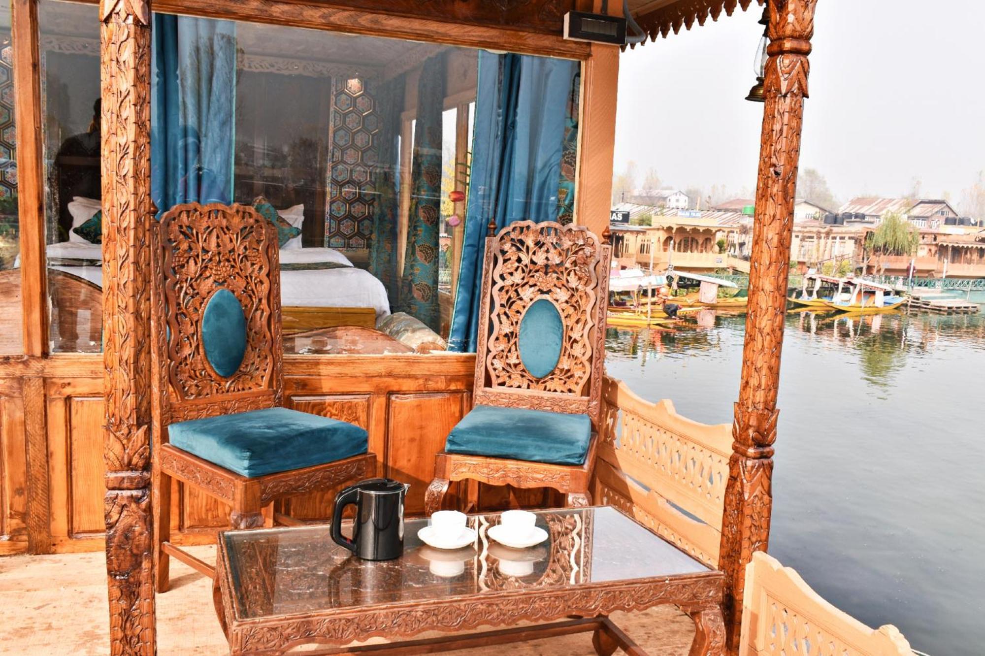 Heritage Amina Group Of Houseboats Otel Srīnagar Dış mekan fotoğraf