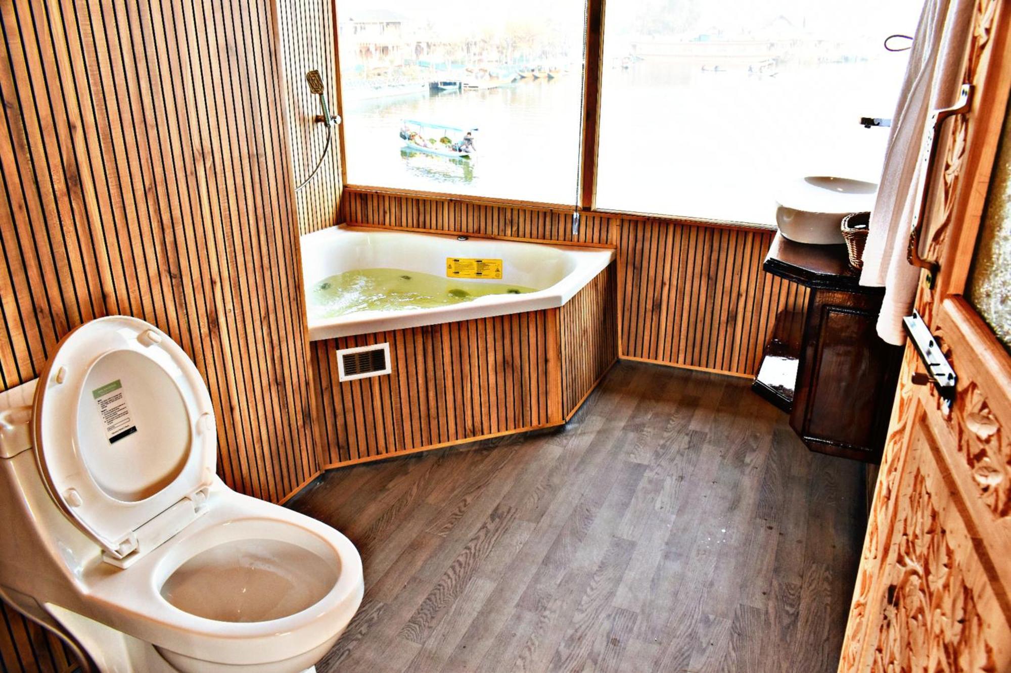 Heritage Amina Group Of Houseboats Otel Srīnagar Dış mekan fotoğraf