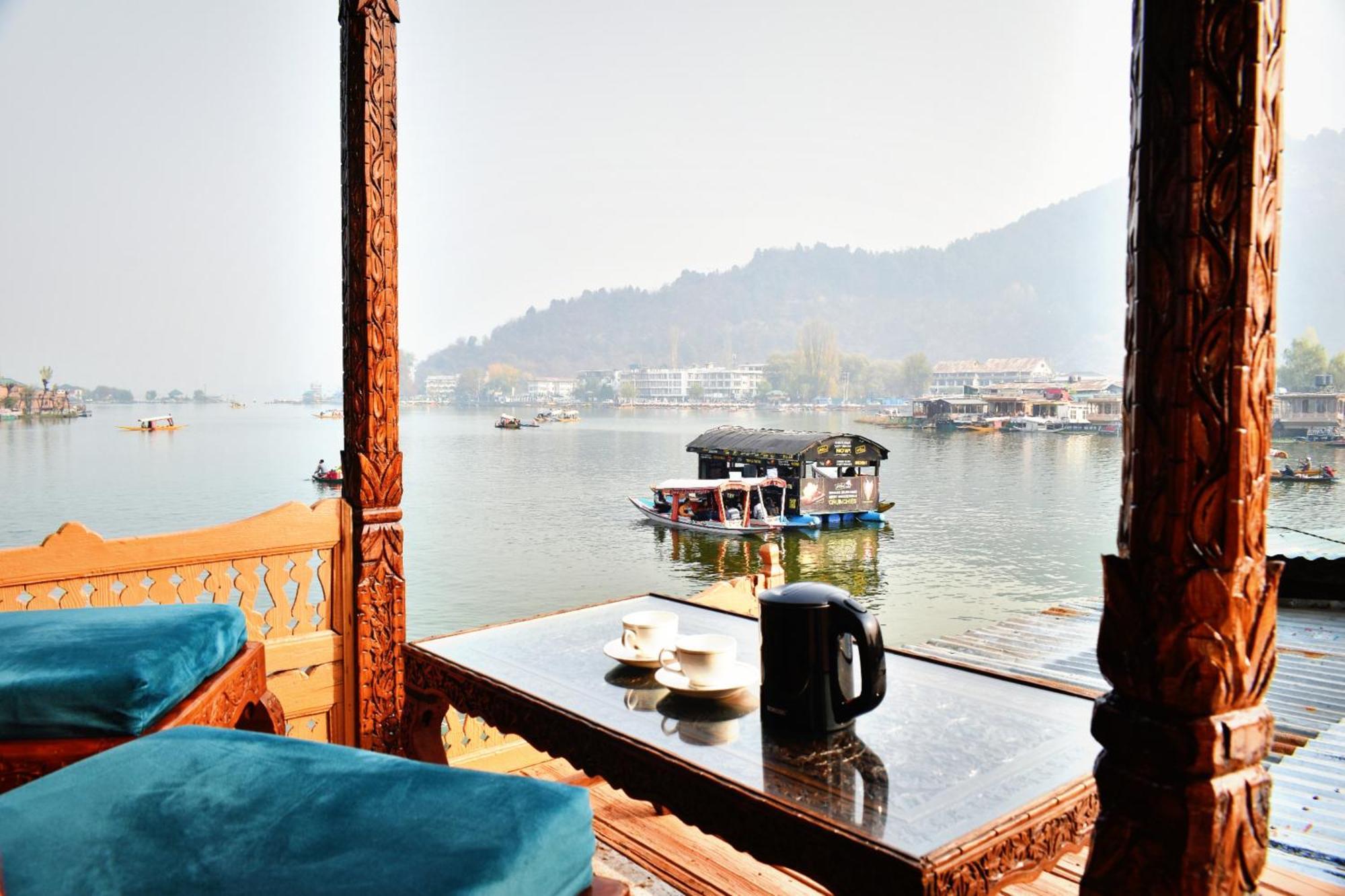 Heritage Amina Group Of Houseboats Otel Srīnagar Dış mekan fotoğraf