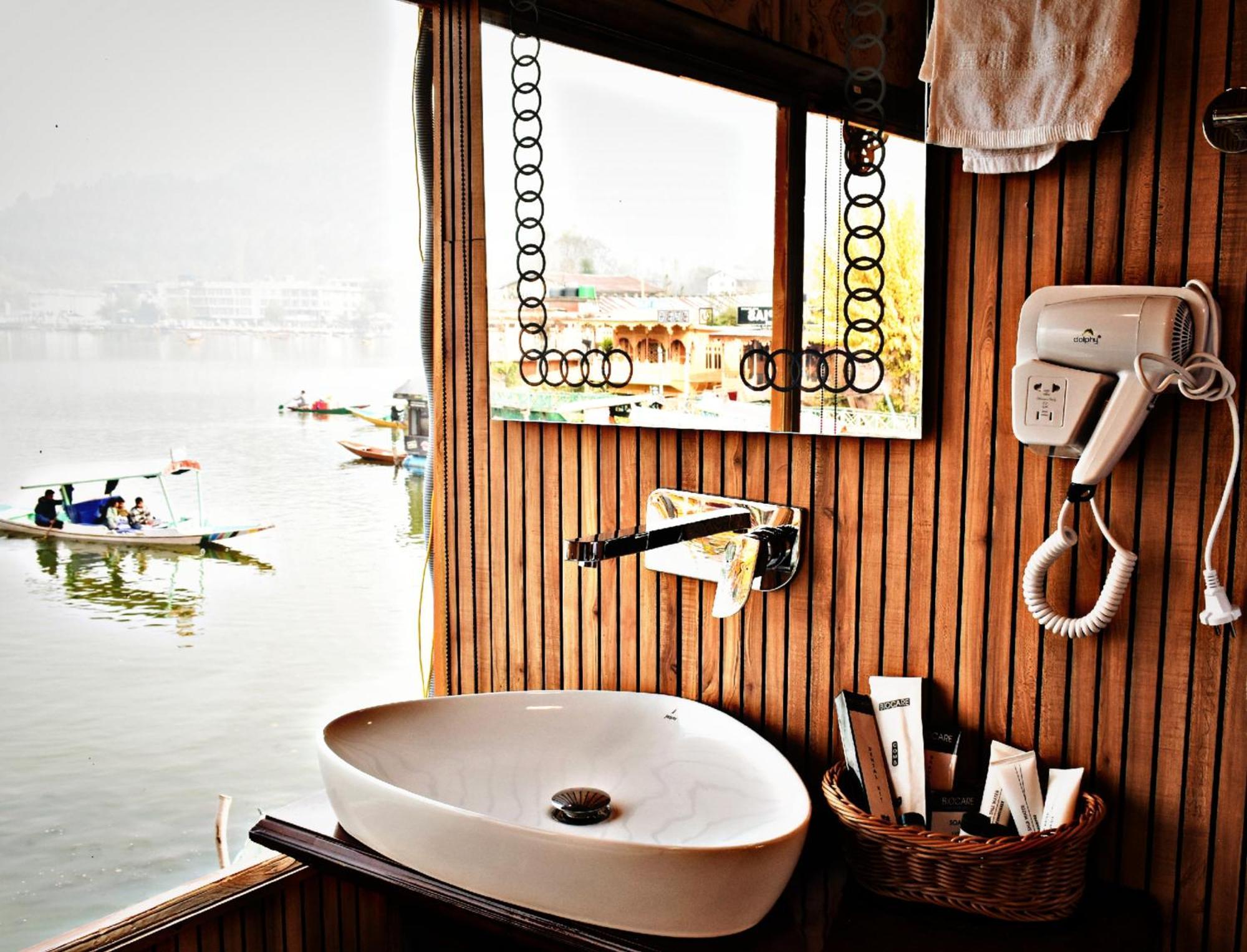 Heritage Amina Group Of Houseboats Otel Srīnagar Dış mekan fotoğraf